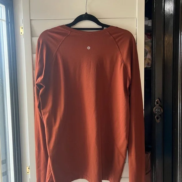 Lululemon long sleeve workout top Size 14 - Picture 2 of 2